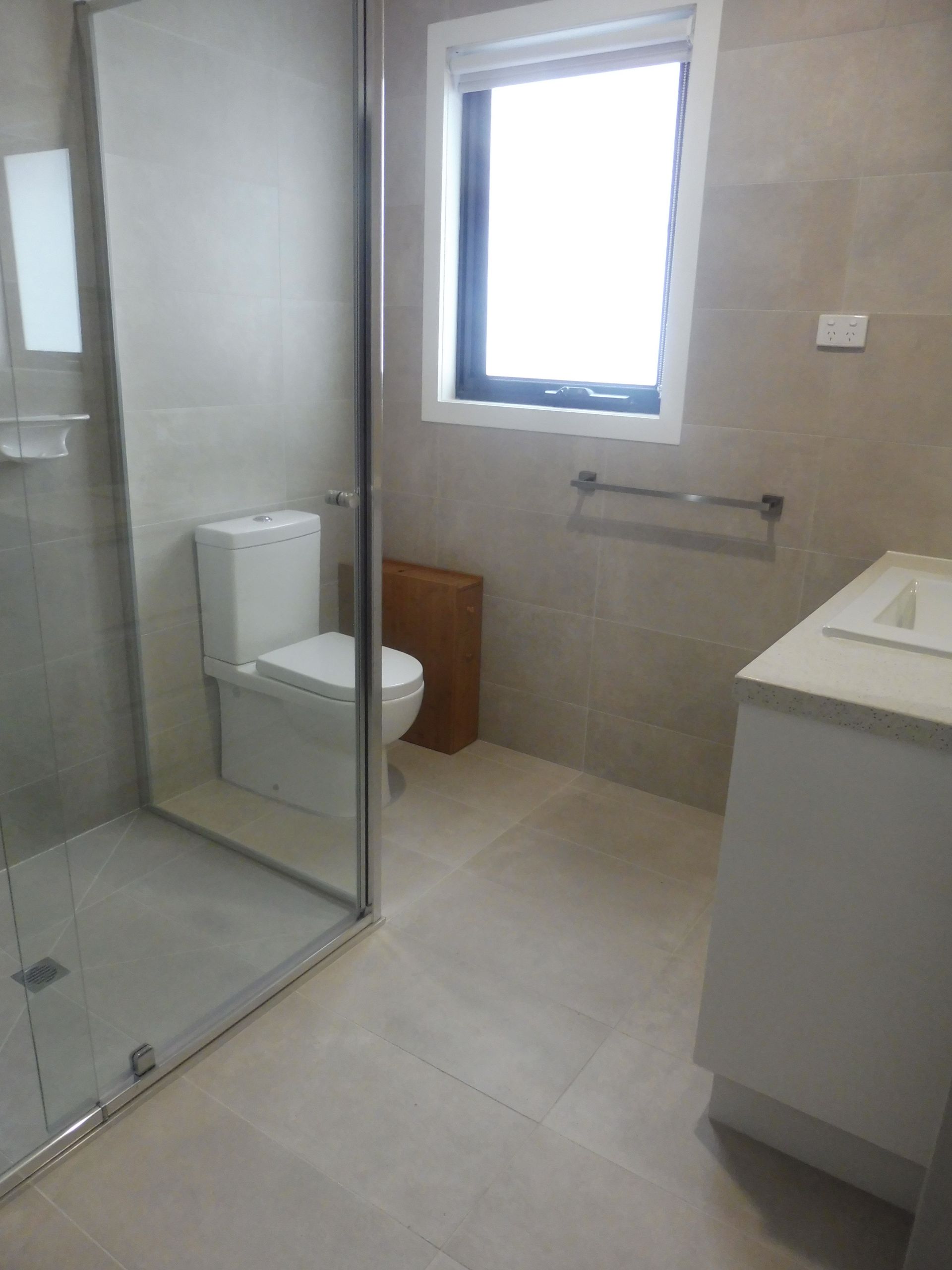 ARCHITECT DESIGNED- WALKING DISTANCE TO THOMASTOWN STATION & SHOPS.