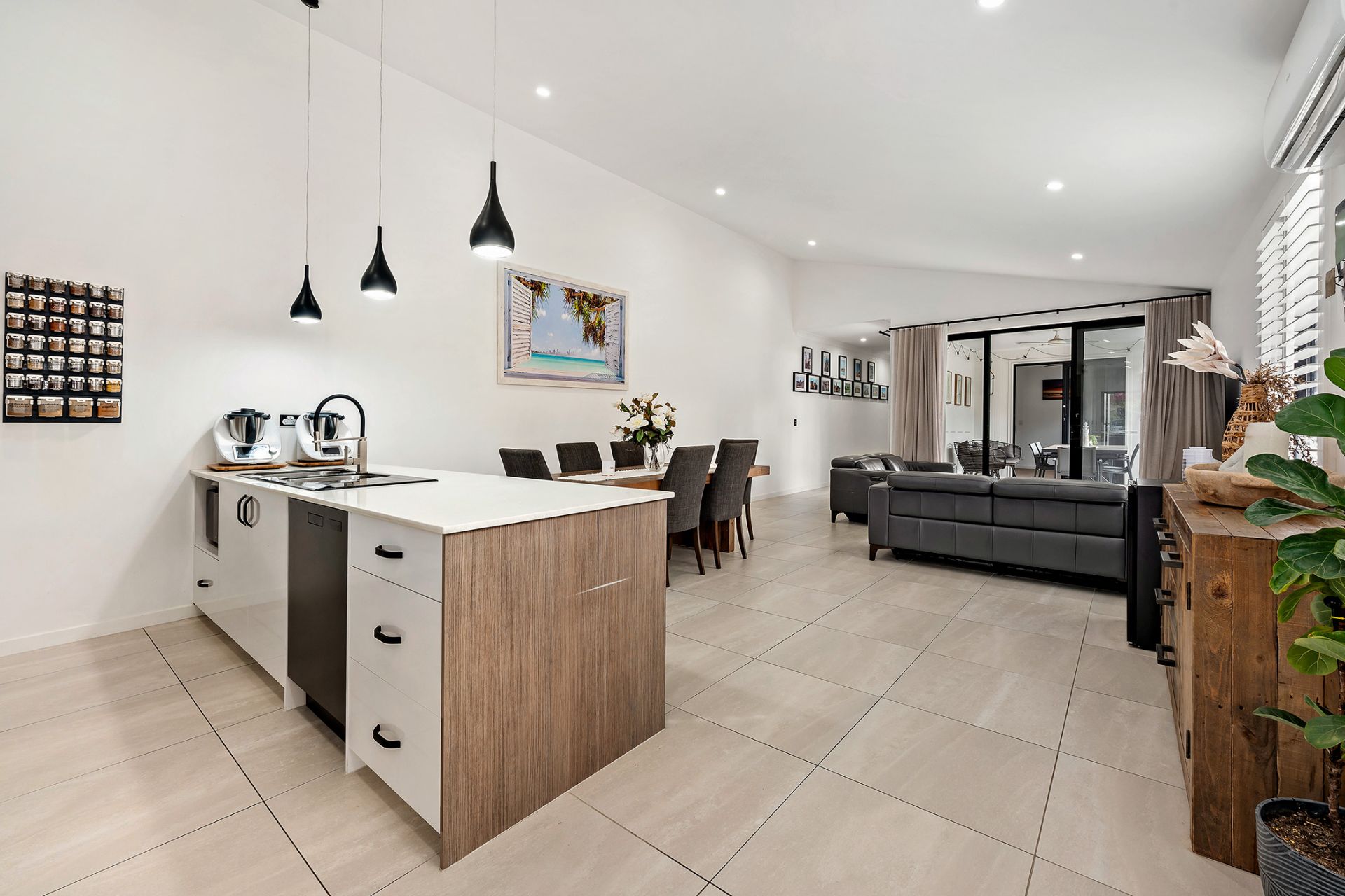 Real Estate For Sale 1/11 Chirn Crescent Labrador , QLD