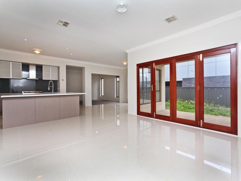26 Brunton Avenue, Caroline Springs - Thumbnail 4