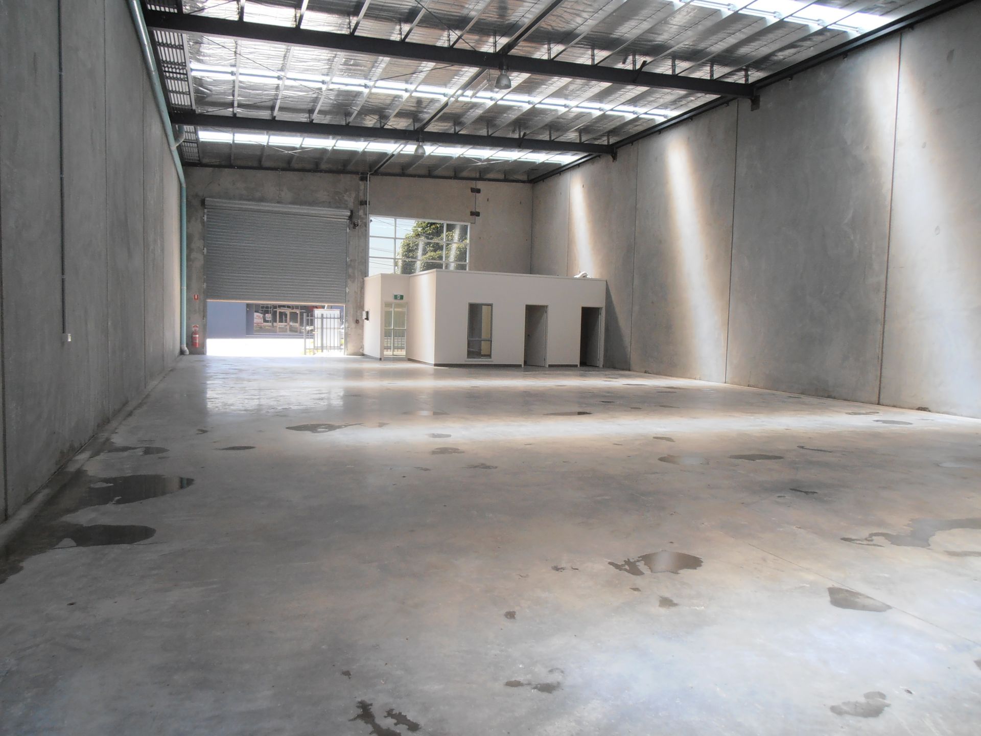 MODERN OFFICE/WAREHOUSE IN HANDY LOCATION!!