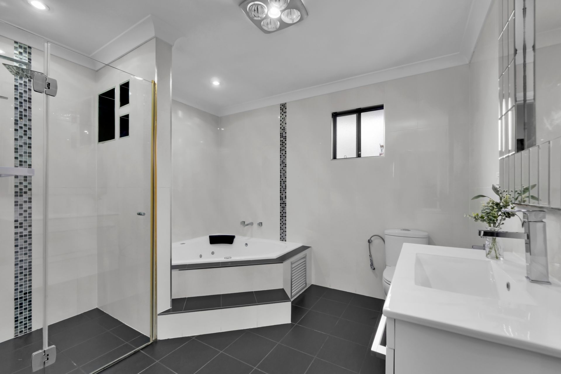 Real Estate For Sale 15 Frazer Avenue Lurnea , NSW