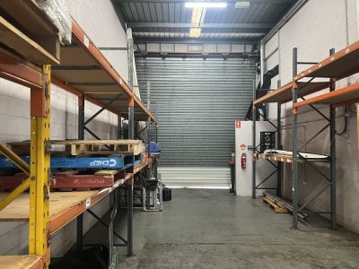 PROMINENTLY LOCATED INDUSTRIAL WITH FULLY FITTED CAFE!