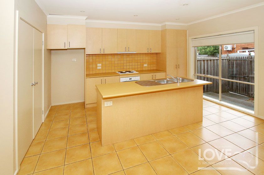 3 BEDROOM TOWNHOUSE IN A PRIME LOCATION ***APPROVED APPLICATION PENDING***