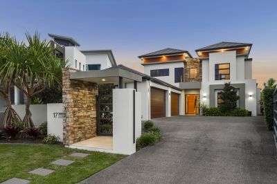 Enticing Waterfront Entertainer