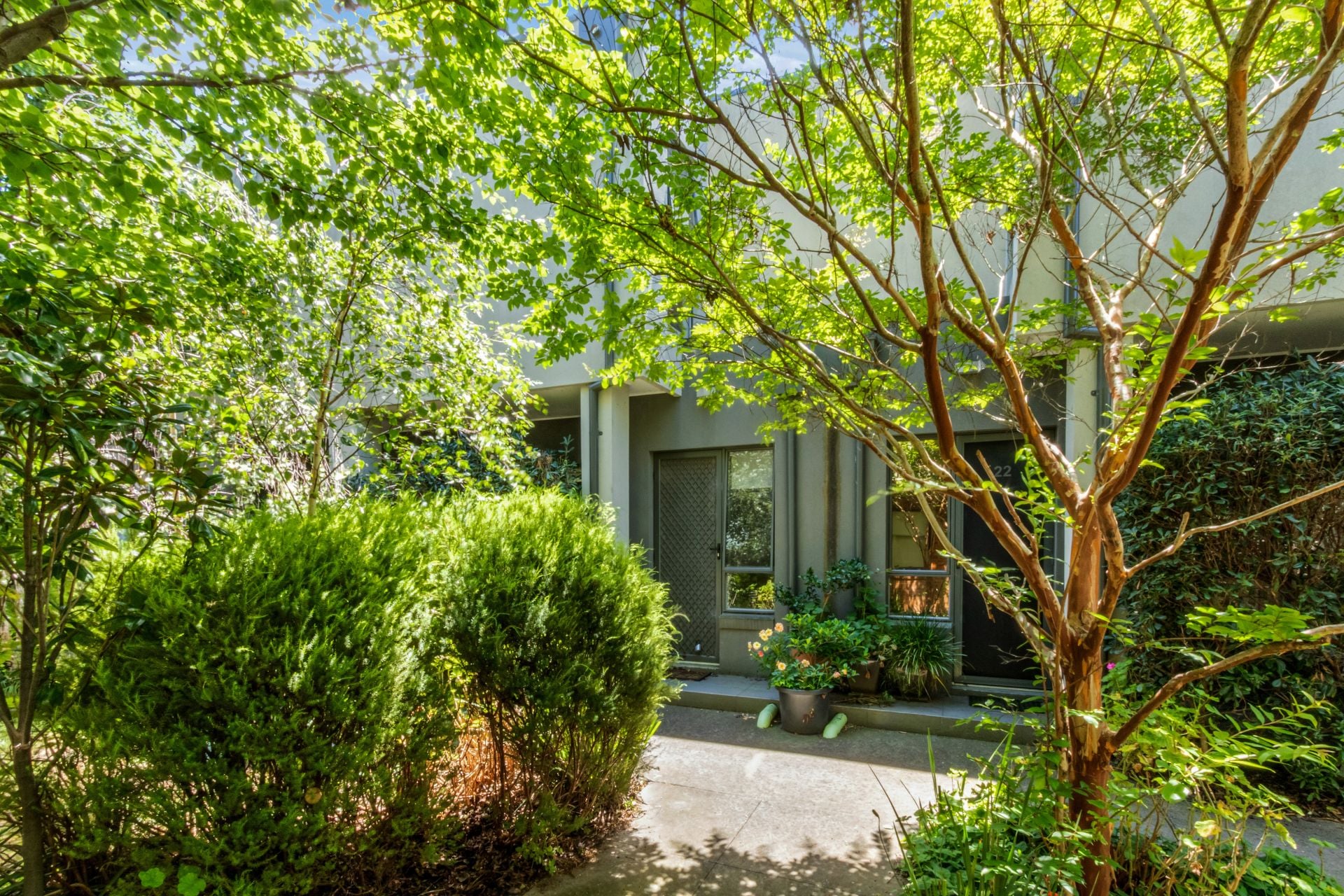 Stylish 2-Bedroom Townhouse in Melbourne's Trendy Inner North