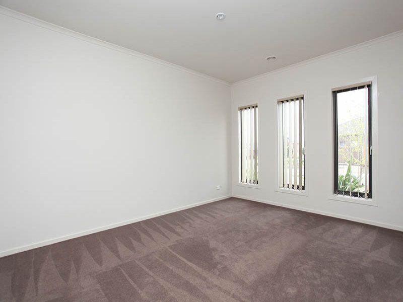 27 Aberfeldie Way, Caroline Springs - Thumbnail 7