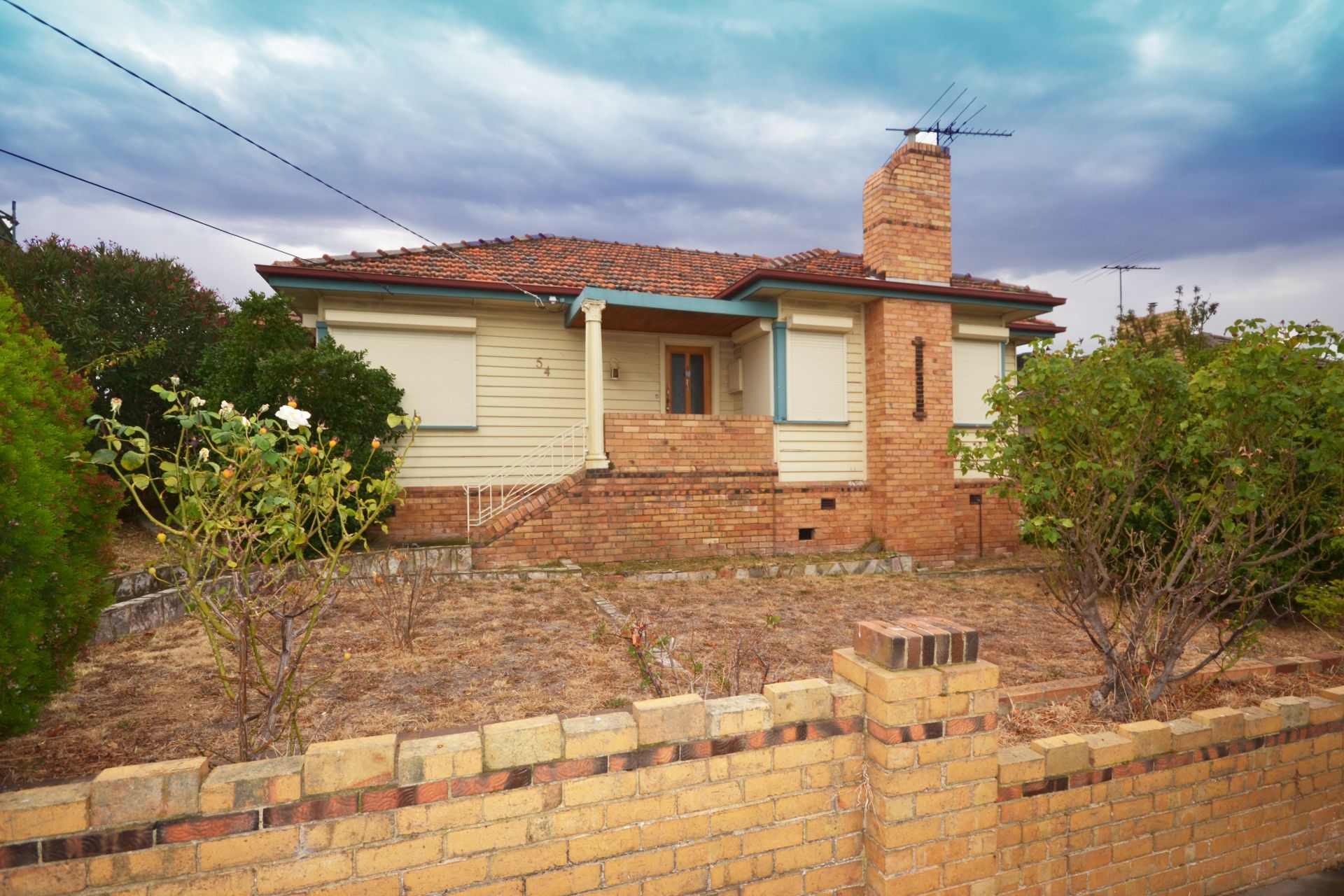 6 MONTH LEASE POSSIBLE - GOOD LOCATION!