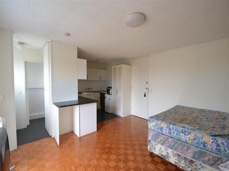 LIGHT FILLED STUDIO APARTMENT