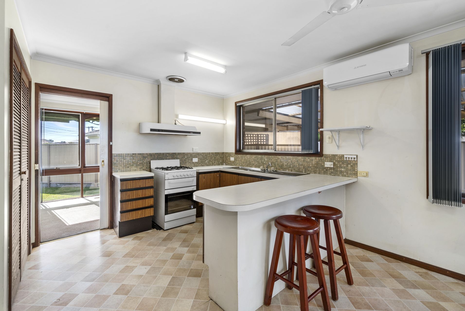 SUBSTANTIAL 4 BEDROOM FAMILY HOME - 646m2