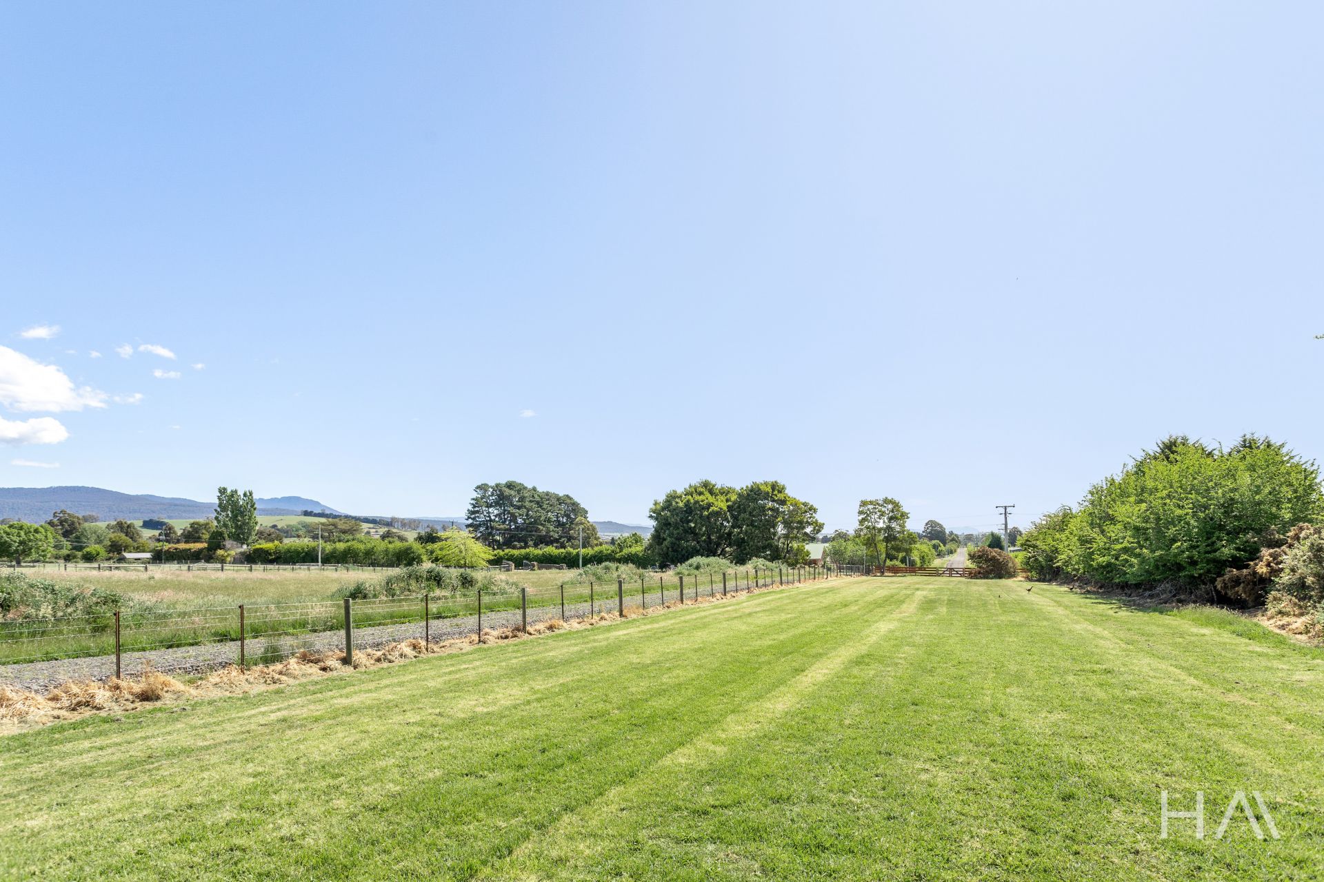 29 Five Acre Row Westbury, Westbury - Thumbnail 3