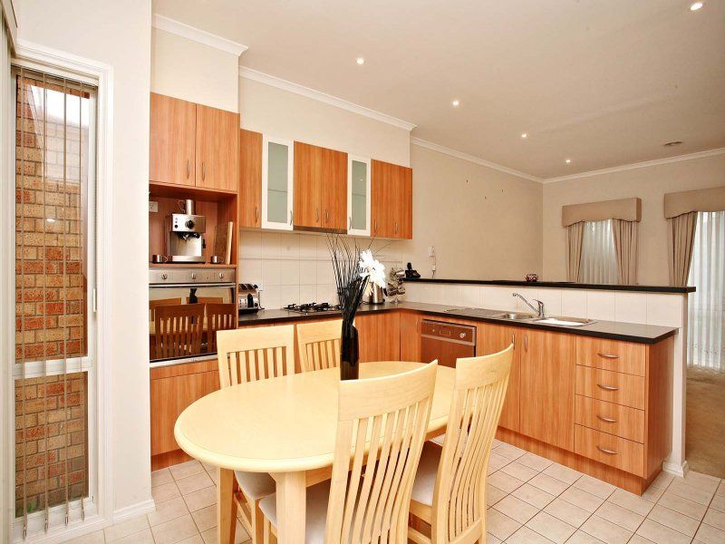 5 Crepe Myrtle Crescent SOUTH MORANG, South Morang - Thumbnail 4