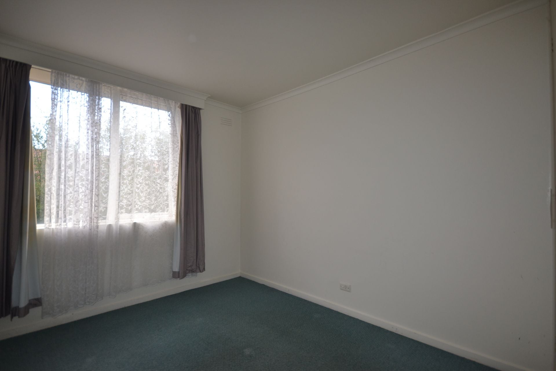 WALKING DISTANCE TO TRAMS AND TRAINS