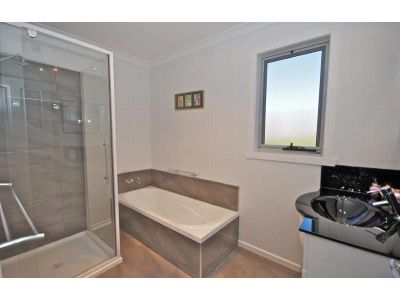3
 
 
 
  
 
 
 2
 
 
 
  
 
 
 4
 
 
 
 
 
 
 
 1 Daydawn Court, ULVERSTONE TAS 7315, Ulverstone - Thumbnail 7