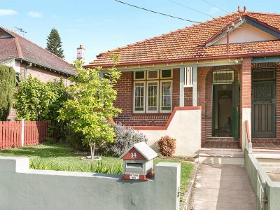 Oversized semi in prime Dobroyd Point location