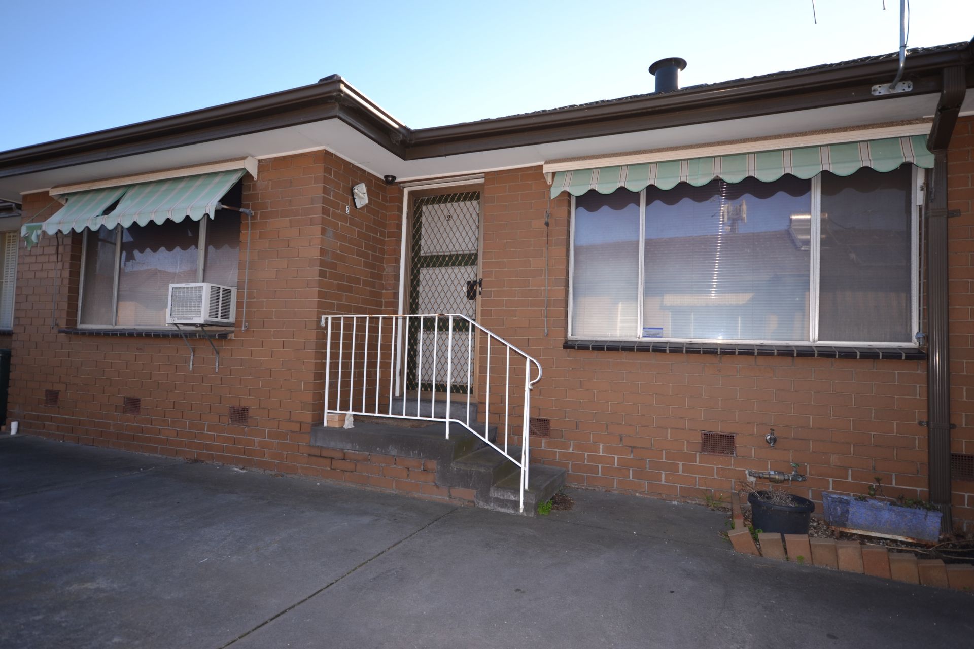 GREAT SIZE UNIT WITH A TRAM AT YOUR DOORSTEP!