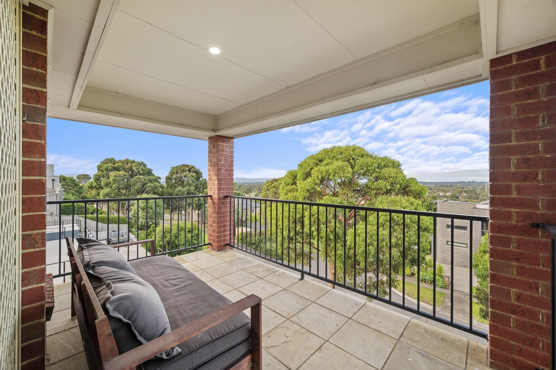 INSTANTLY IMPRESSIVE FAMILY LIVING ** SIX MONTH LEASE **