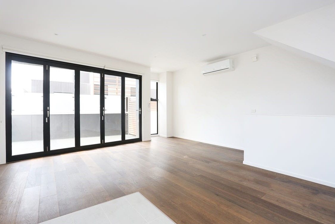 Tri-level, 2-bedroom townhouse!