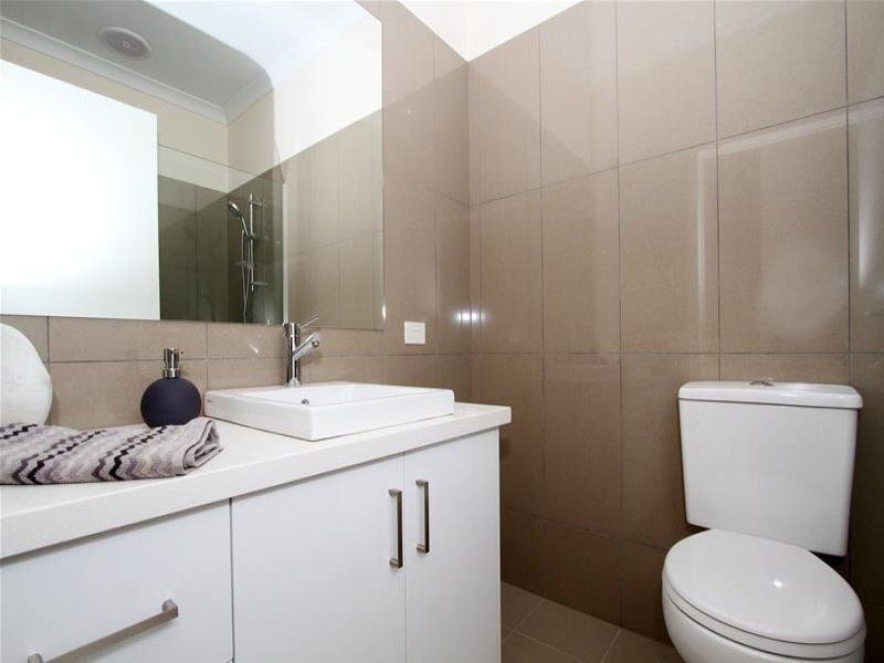 Immaculate Townhouse South of Bell Street!