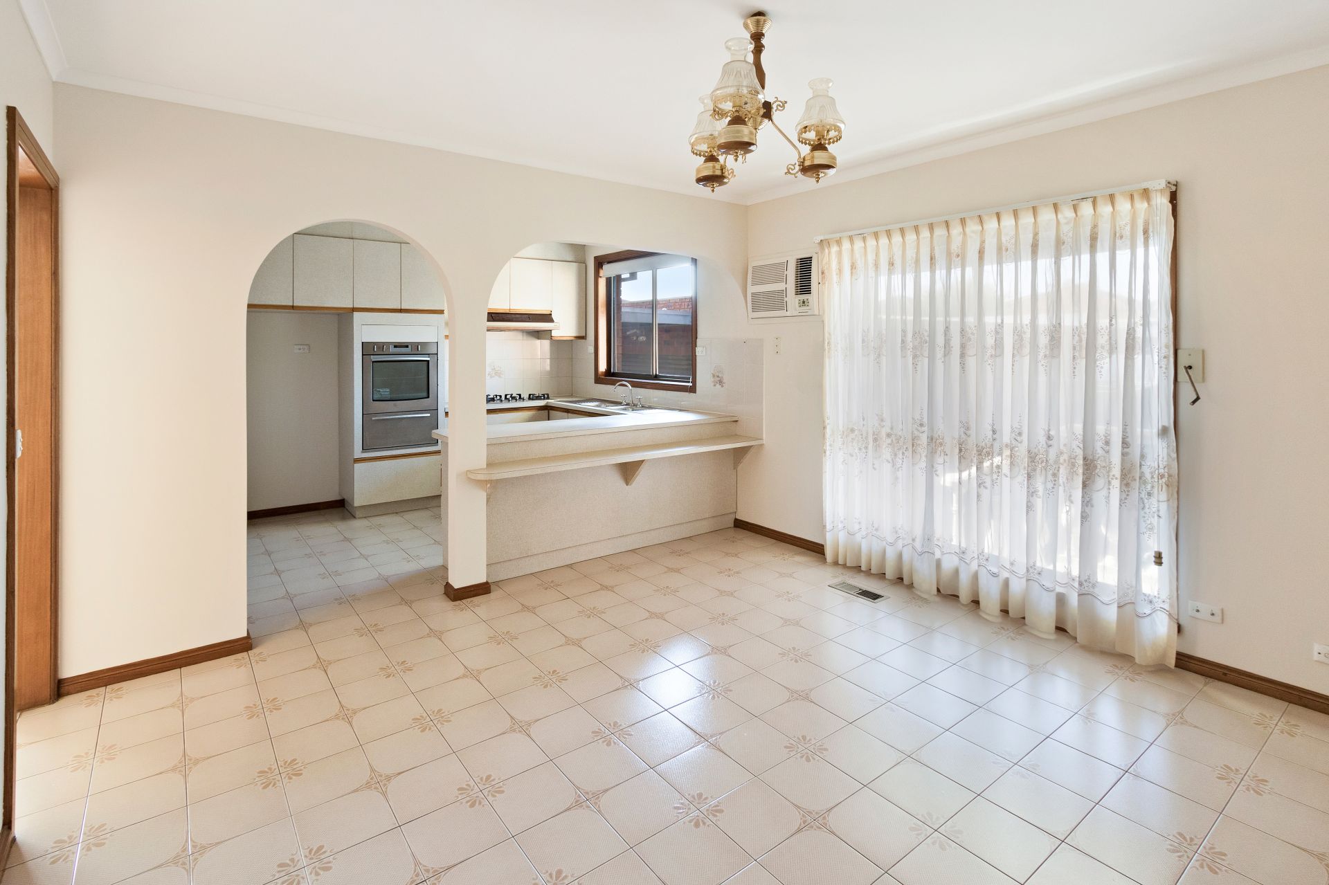 PERFECTLY POSITIONED FAMILY HOME!   **FRESHLY PAINTED**