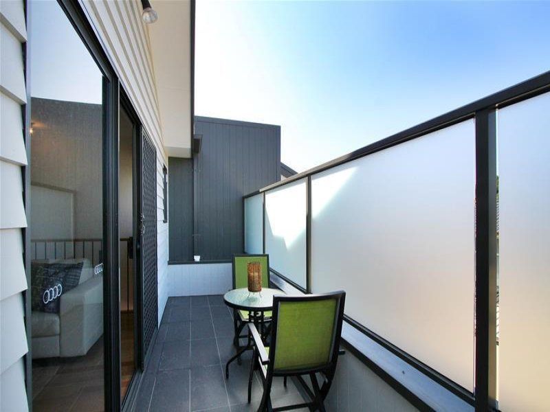 Immaculate Townhouse South of Bell Street!