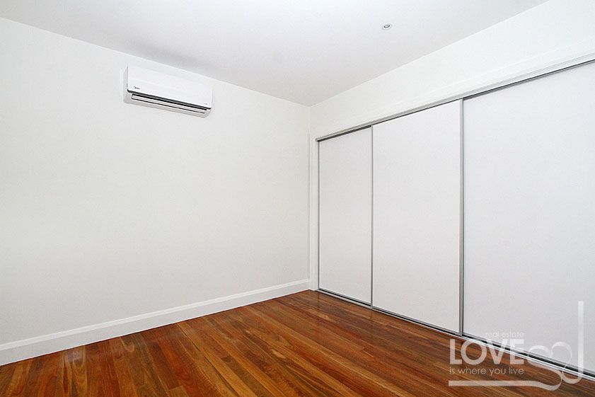 BRAND NEW CONTEMPORARY CHIC