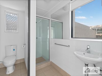 UNIQUE FREESTANDING OFFICE/SHOWROOM!