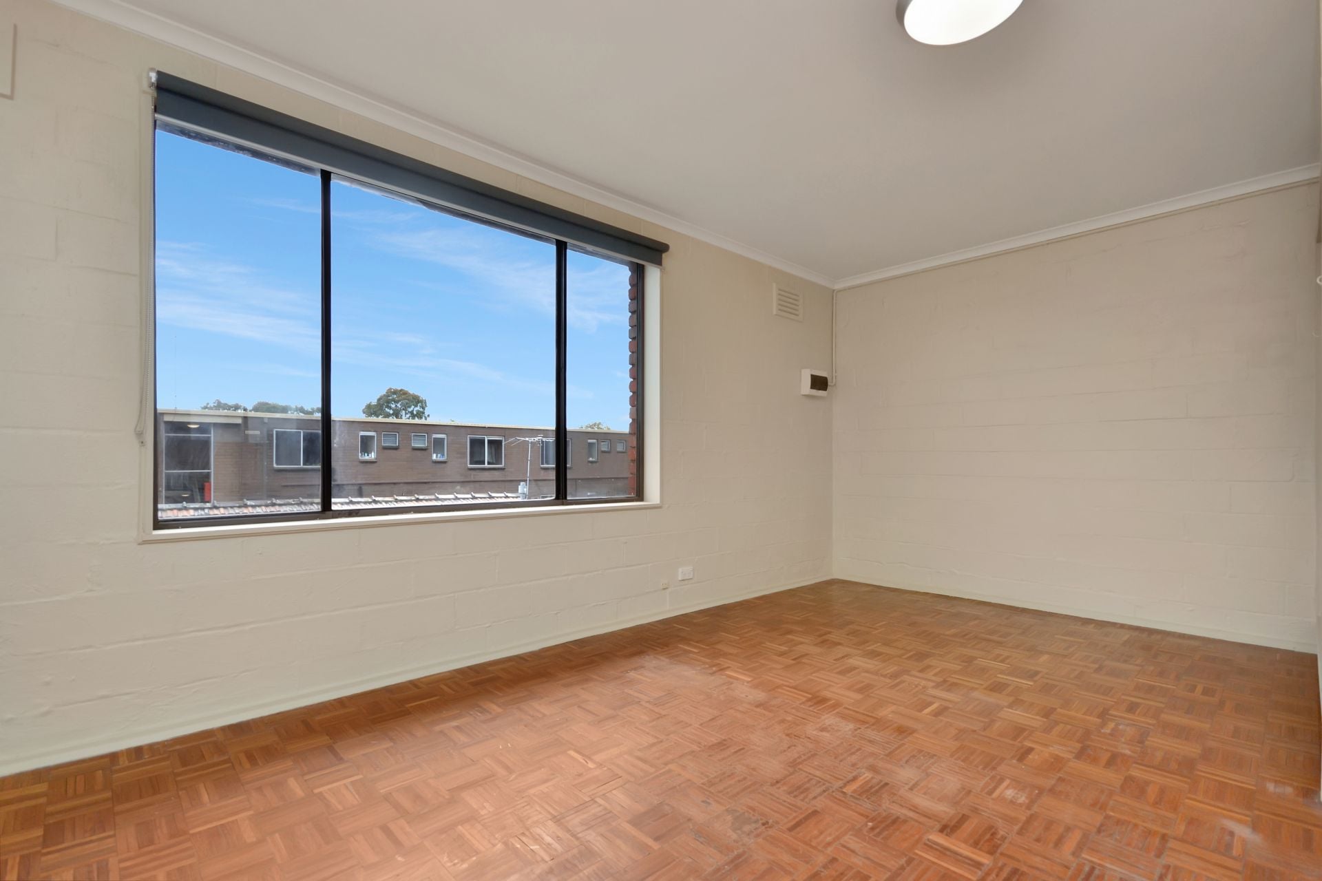 RENOVATED STUDIO