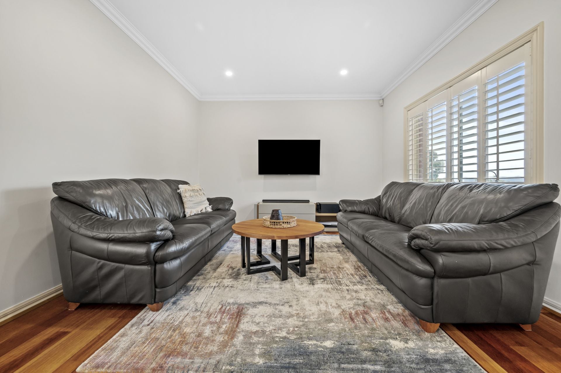 INSTANTLY IMPRESSIVE FAMILY LIVING ** SIX MONTH LEASE **