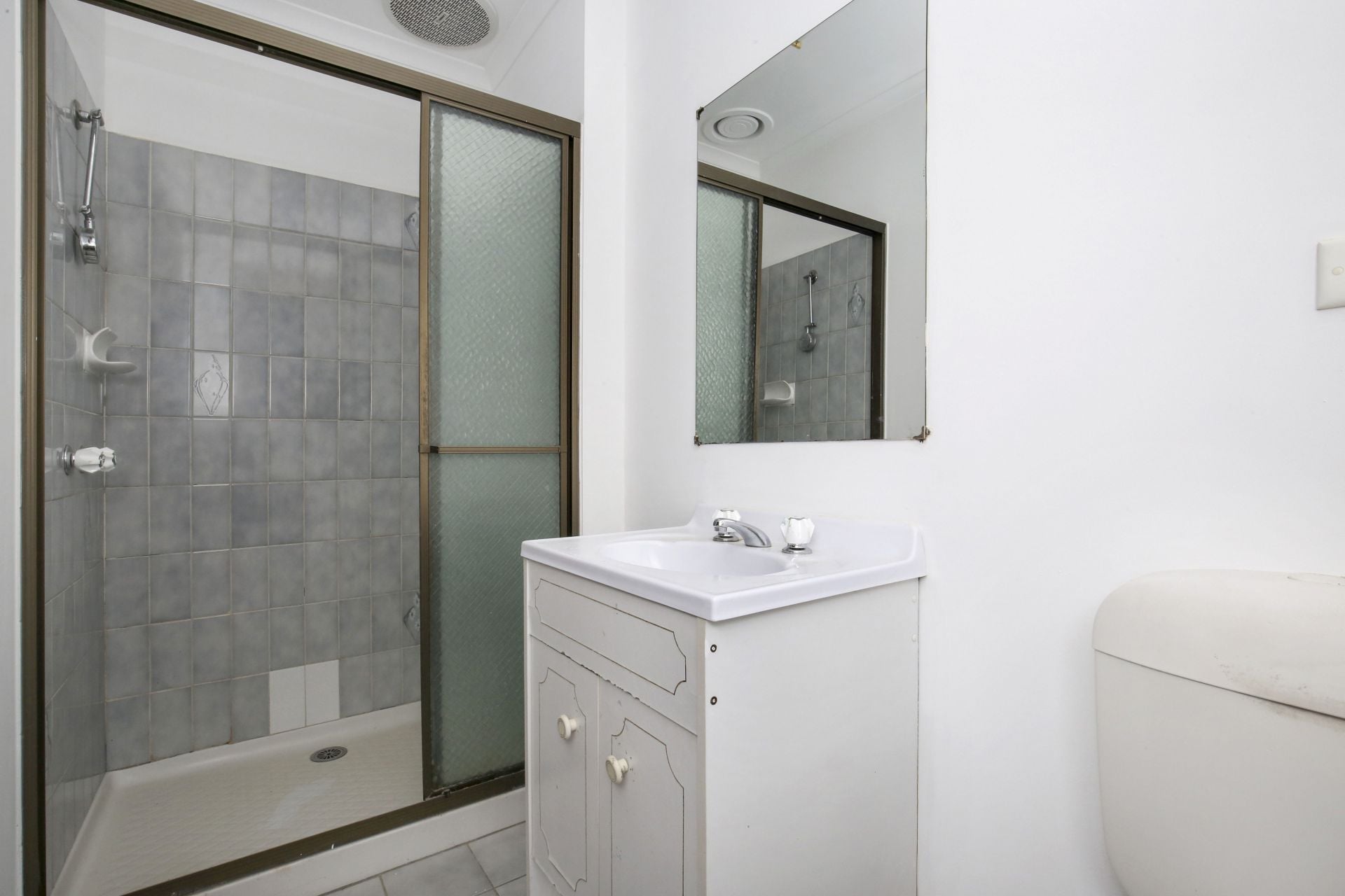 Quiet, Convenient & Minutes To All Amenities!