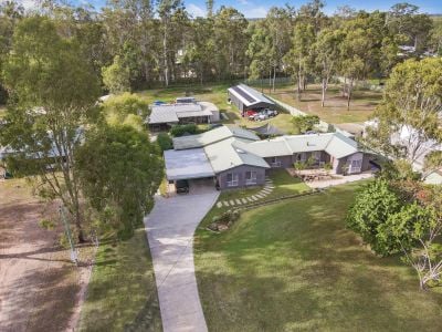 Tradie's dream - Family Acreage Dream -  Have the best of both! Dual Living possibilities