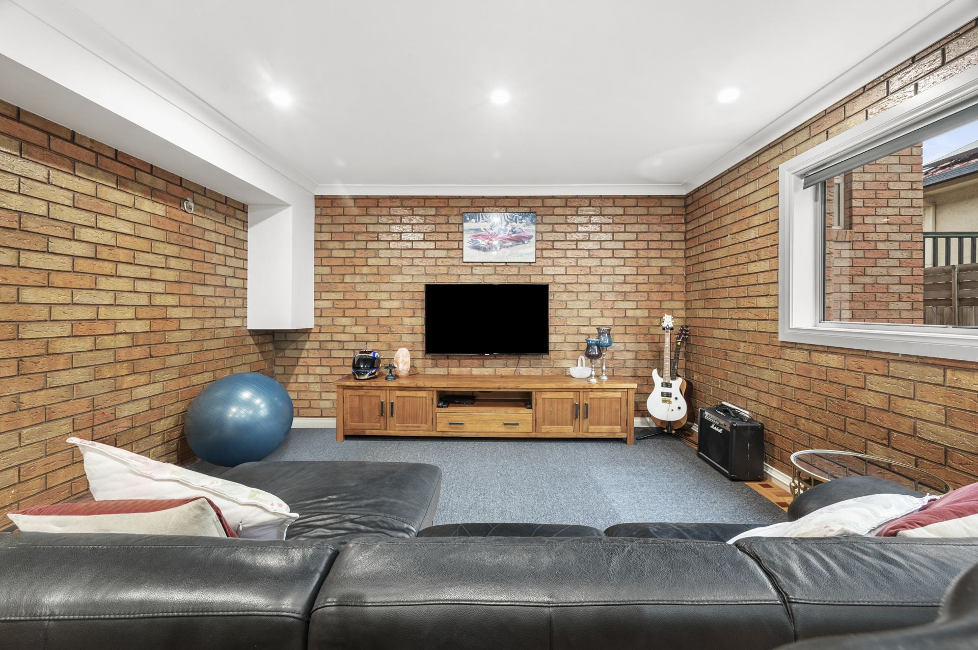Luxury Living: Complete Salon Set-Up Included!