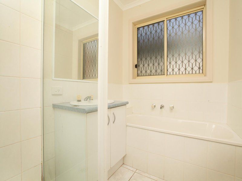 50 Wyperfeld Circuit, Caroline Springs - Thumbnail 8