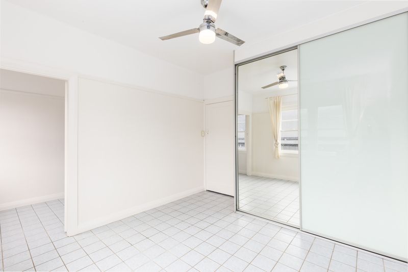 Art Deco Apartment in Convenient Location