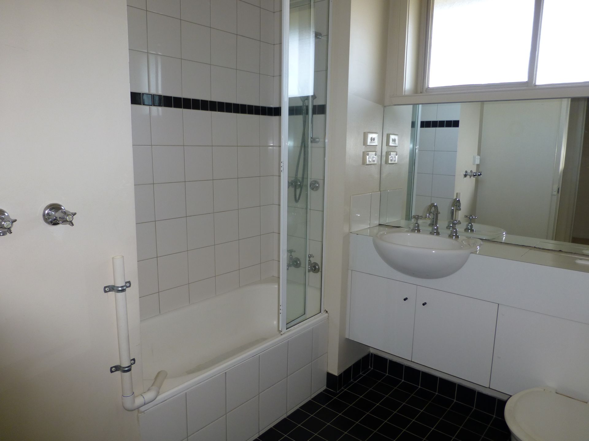 Light & Modern 2 Bedroom Apartment in Great Location