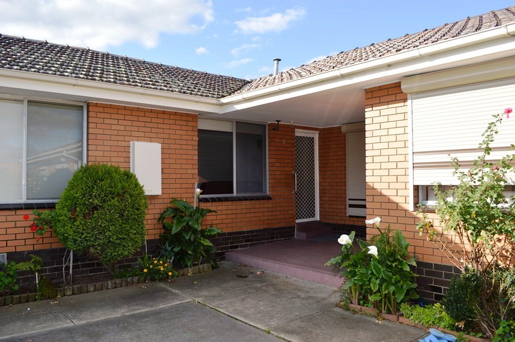 LALOR SHOPS ONE WAY, TRAIN STATION THE OTHER    *Insp Tue 15th Sep @ 4:10pm*