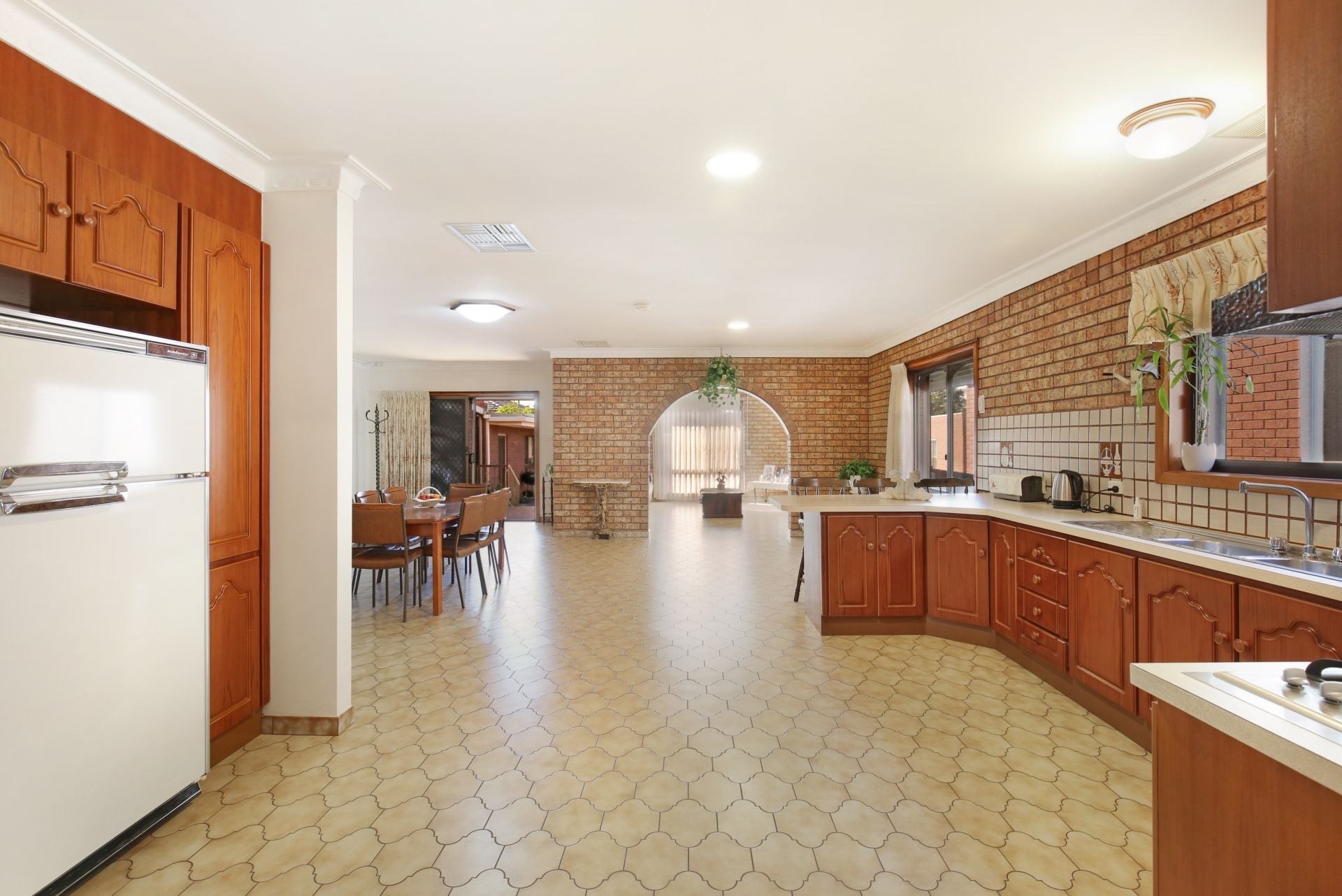 30 SQUARES UNDER ROOF LINE PLUS DOUBLE GARAGE