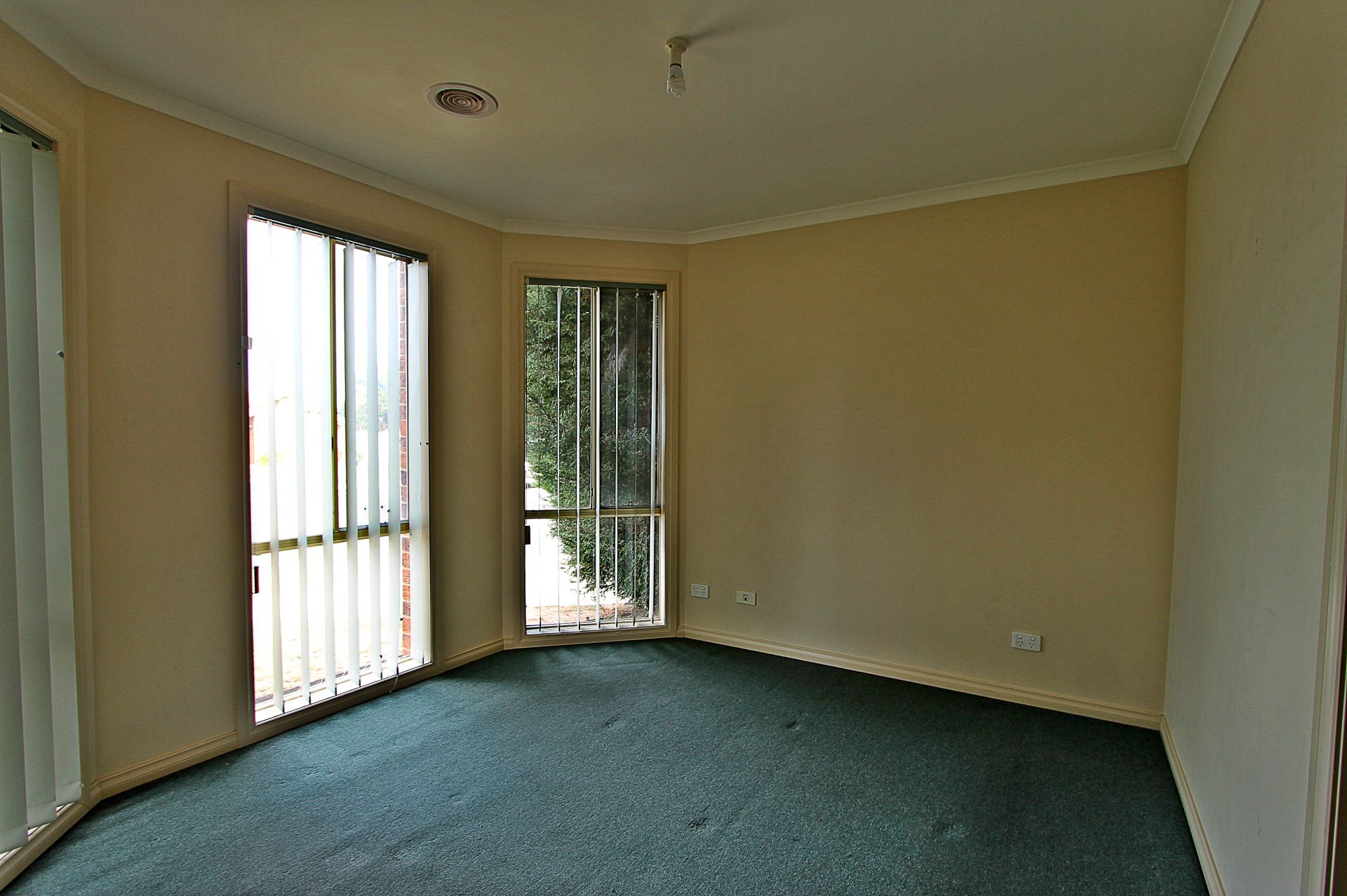 Centrally Located & Cosy Family Home!
