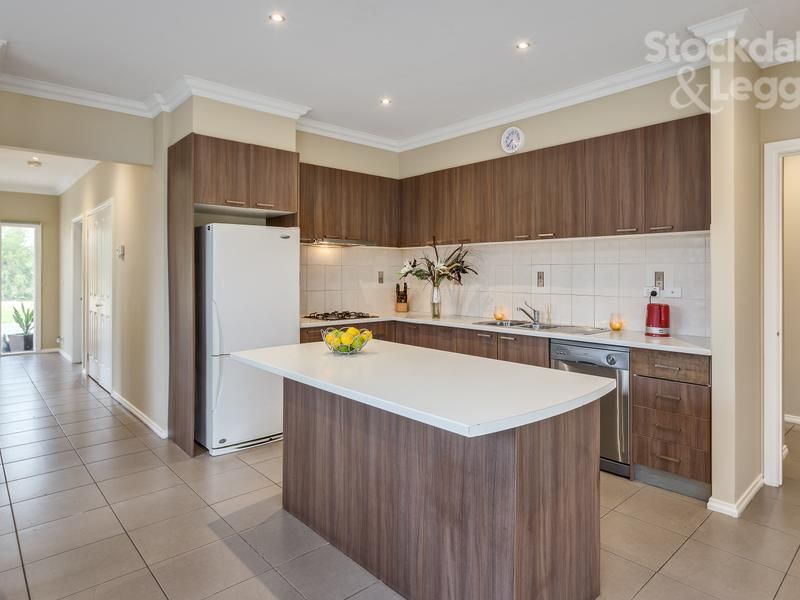 17 Riordan Crescent MERNDA, Mernda - Thumbnail 5