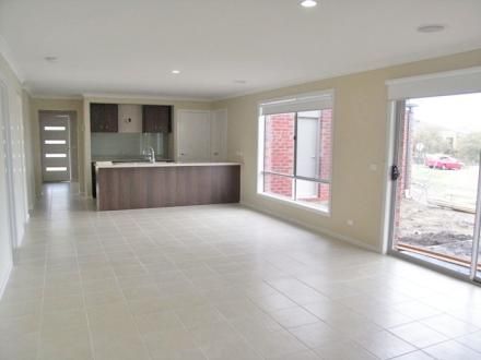 THIS MODERN HOME OFFERS SPACIOUS LIVING & CLOSE TO SCHOOLS
