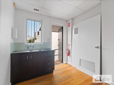 UNIQUE FREESTANDING OFFICE/SHOWROOM!