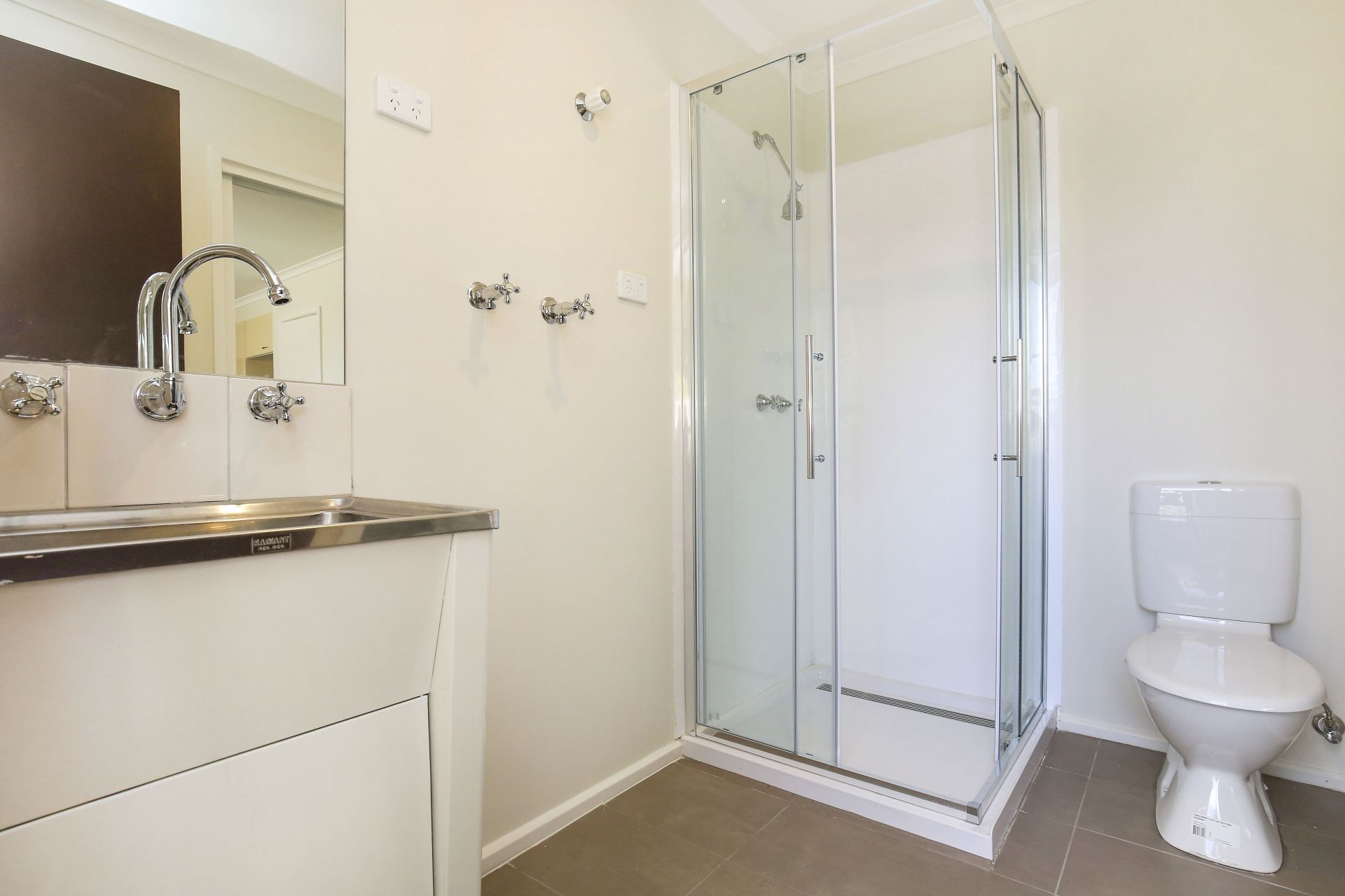 CENTRAL LOCATION IN IMPECCABLE CONDITION!
