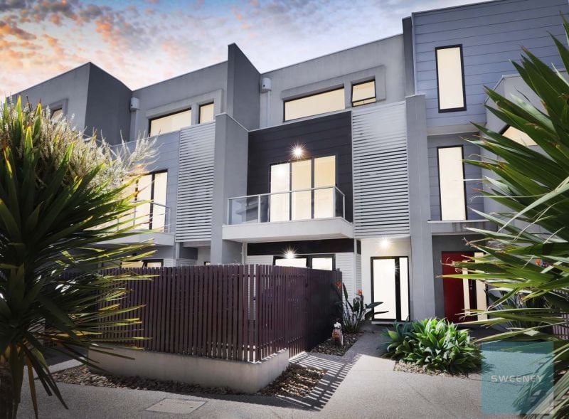 3/25 Boathouse Drive, Caroline Springs - Thumbnail 2