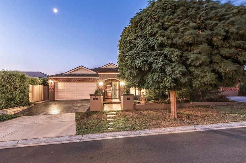 7 Clonandra Lane, Caroline Springs - Thumbnail 3