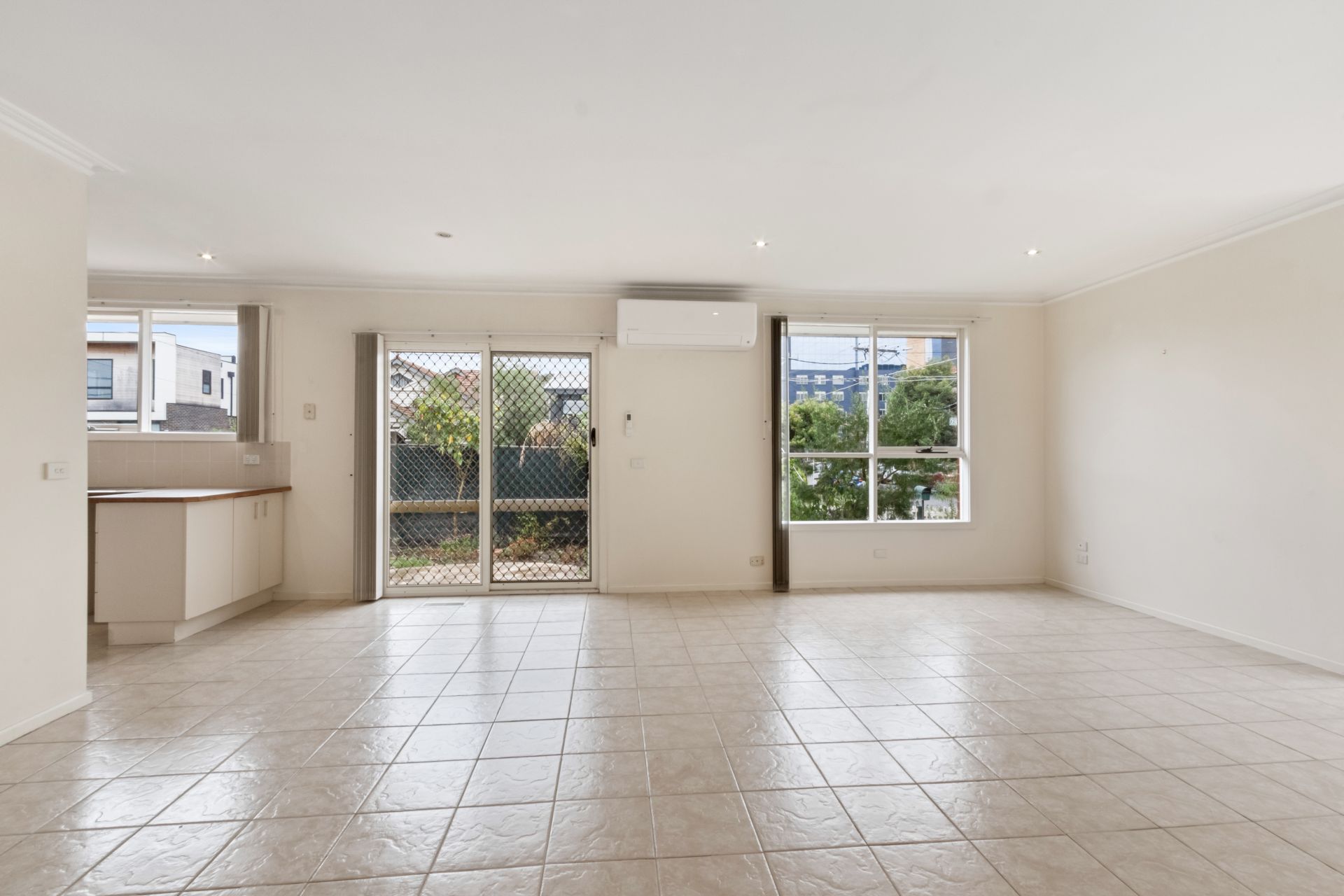 Super Spacious & Conveniently Position Family Home!!