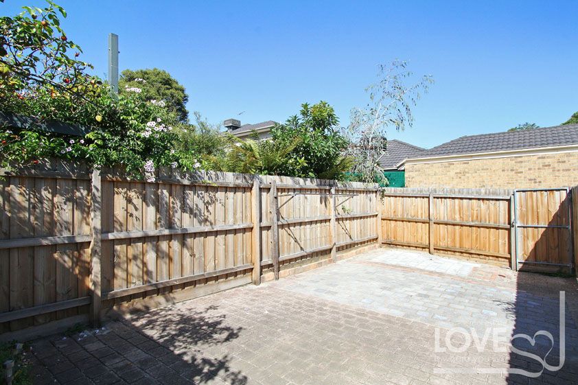 CLASSIC BRICK TERRACE IN GREAT LOCATION