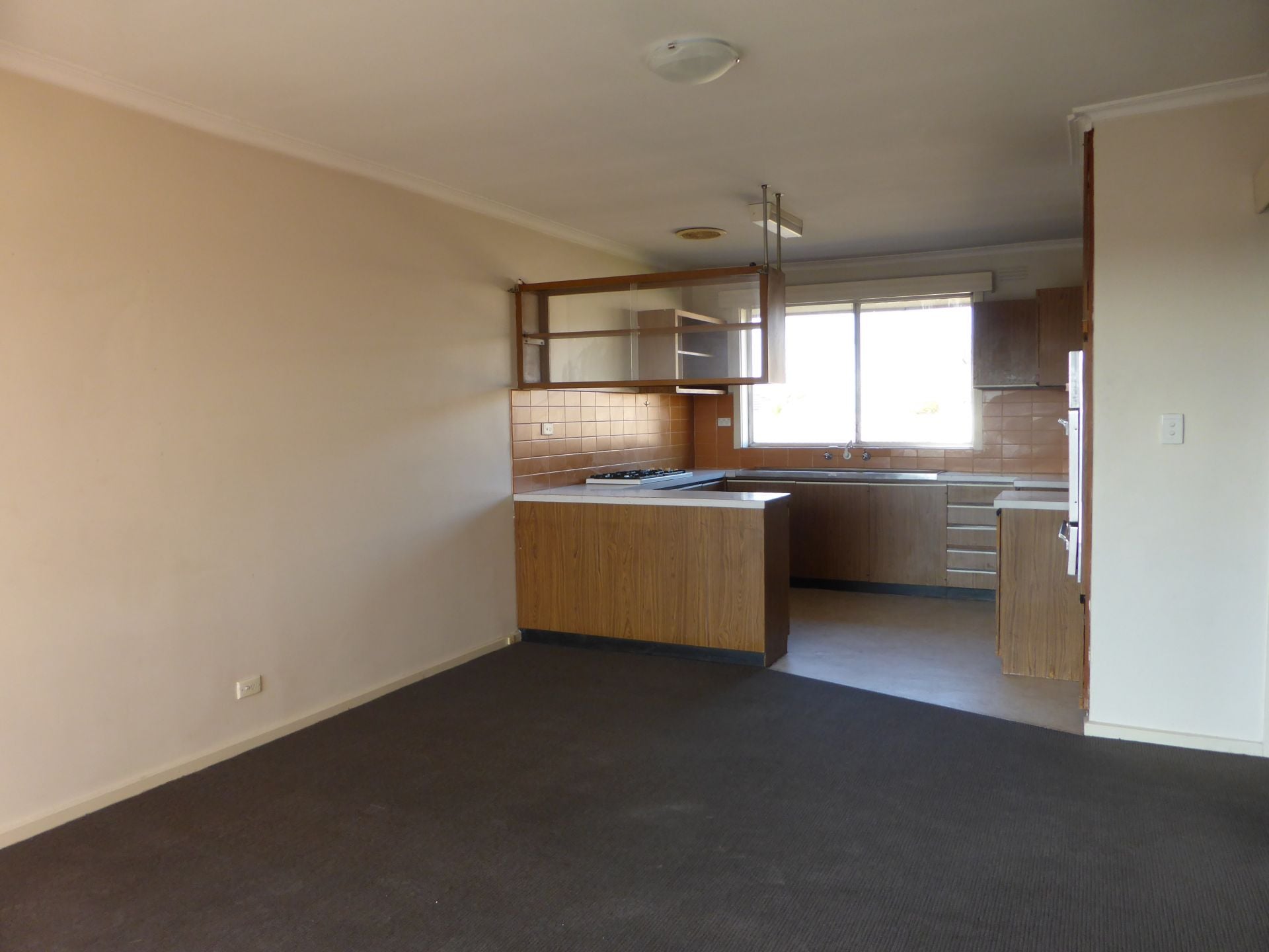 Two Bedroom Apartment in Quiet Street!