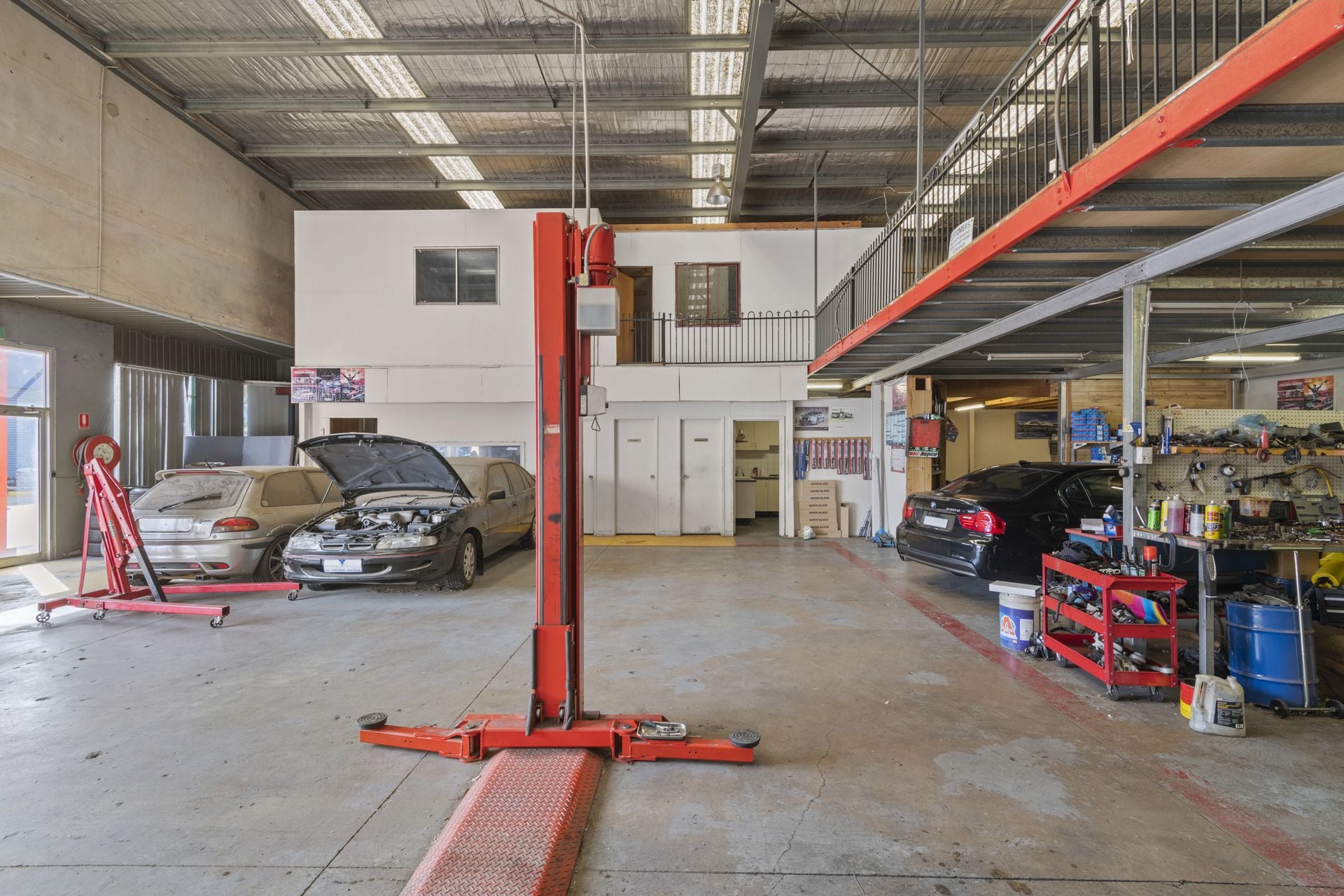 WEL LOCATED FACTORY / WAREHOUSE