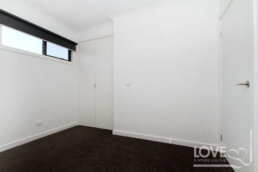 NEAR NEW - QUIET BACK UNIT!
