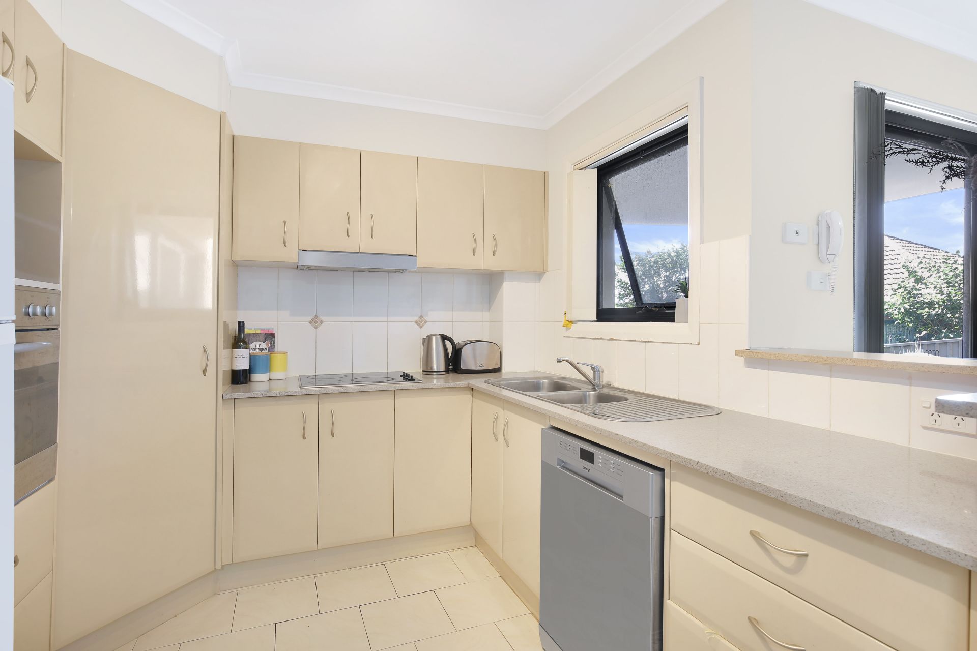 Real Estate For Lease 2/1315 Loftus Street Wollongong , NSW