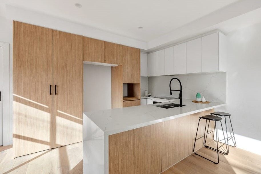 Stunning Apartment with Entertainers' Balcony